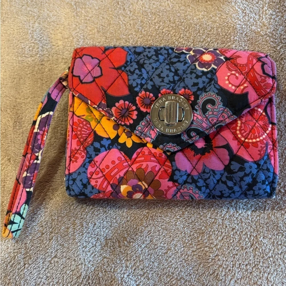 VERA BRADLEY Your Turn Smartphone Wristlet Floral Fiesta Wallet